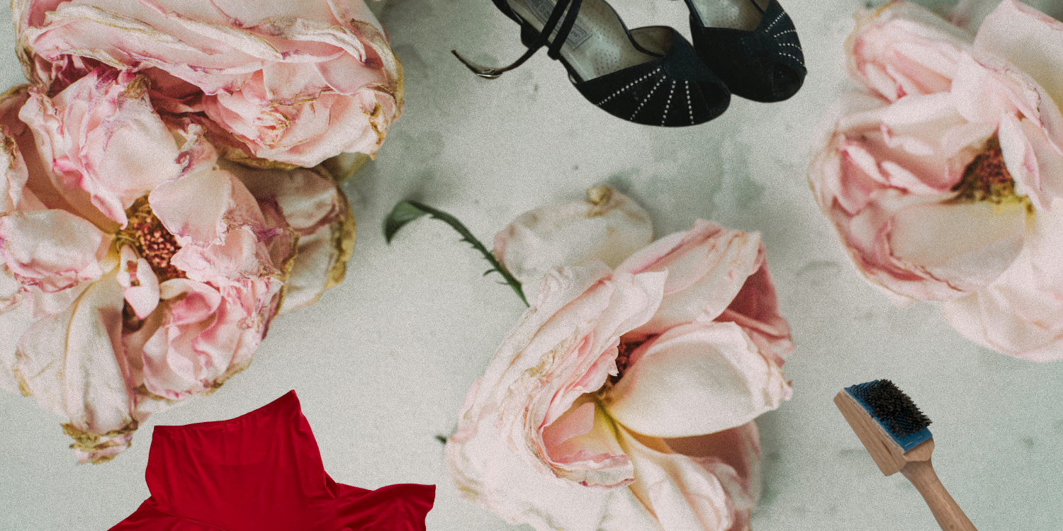 Rosen, roter Tanzrock, schwarze Tanzschuhe mit Strass, Schuhsohlen Bürste