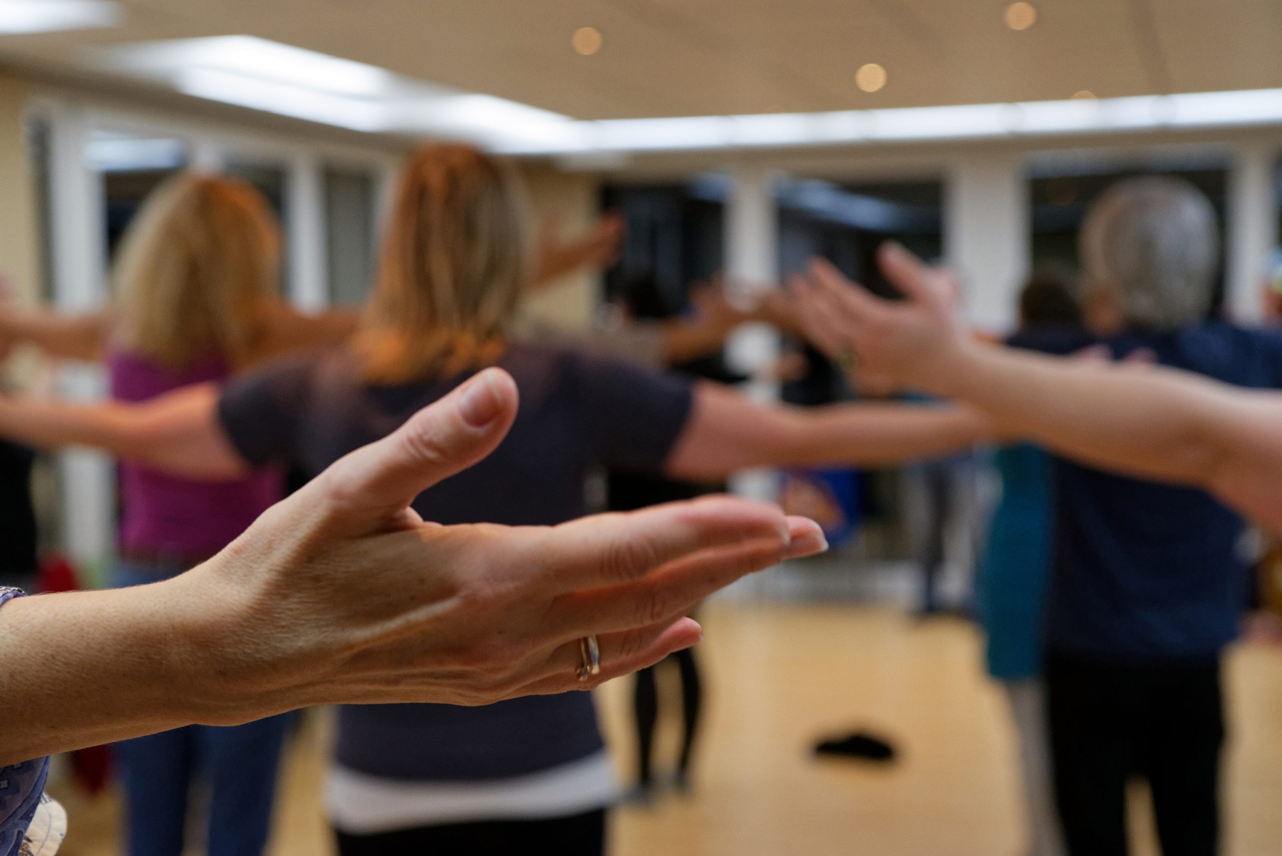 Gruppe von Sänger:innen mit seitlicher Armhebung