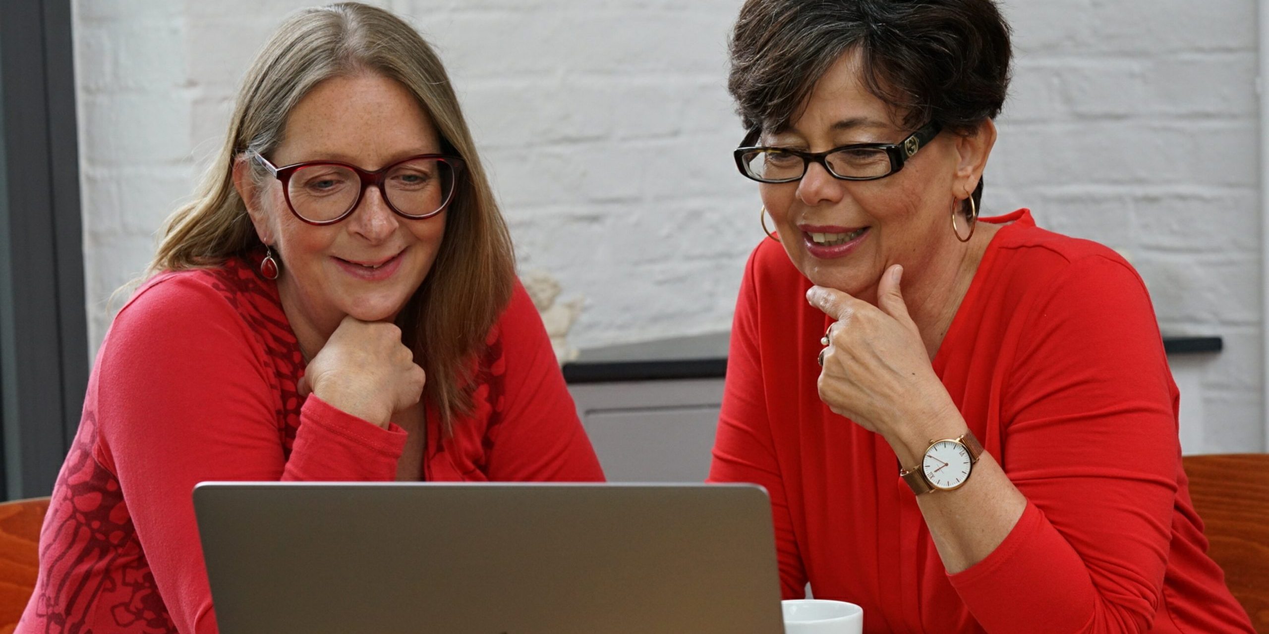 Hilkea und Ulla am Tisch, mit Computer