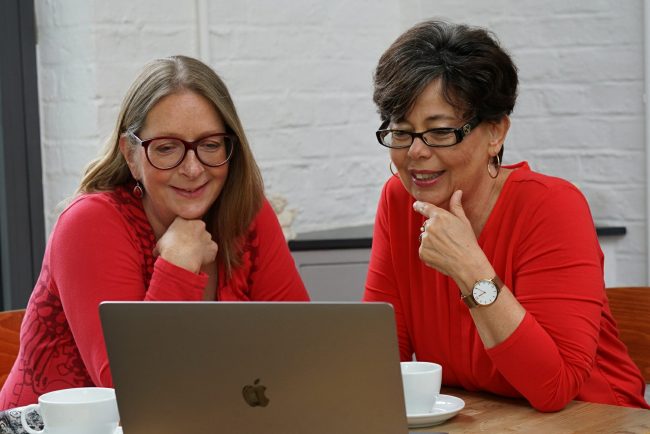 Hilkea und Ulla am Tisch, mit Computer