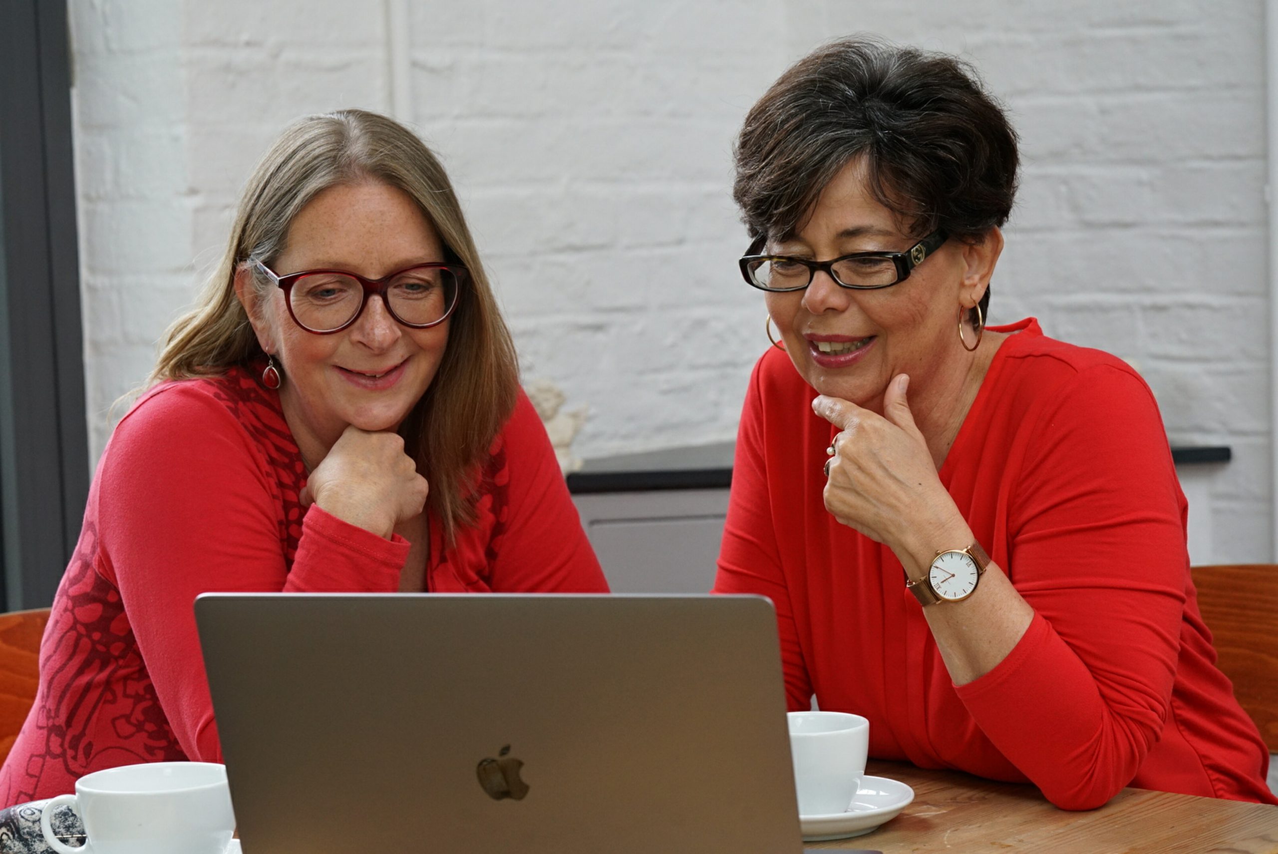 Hilkea und Ulla am Tisch, mit Computer