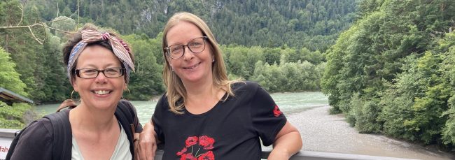Hilkea Knies und Ulla Keller am Lechfall
