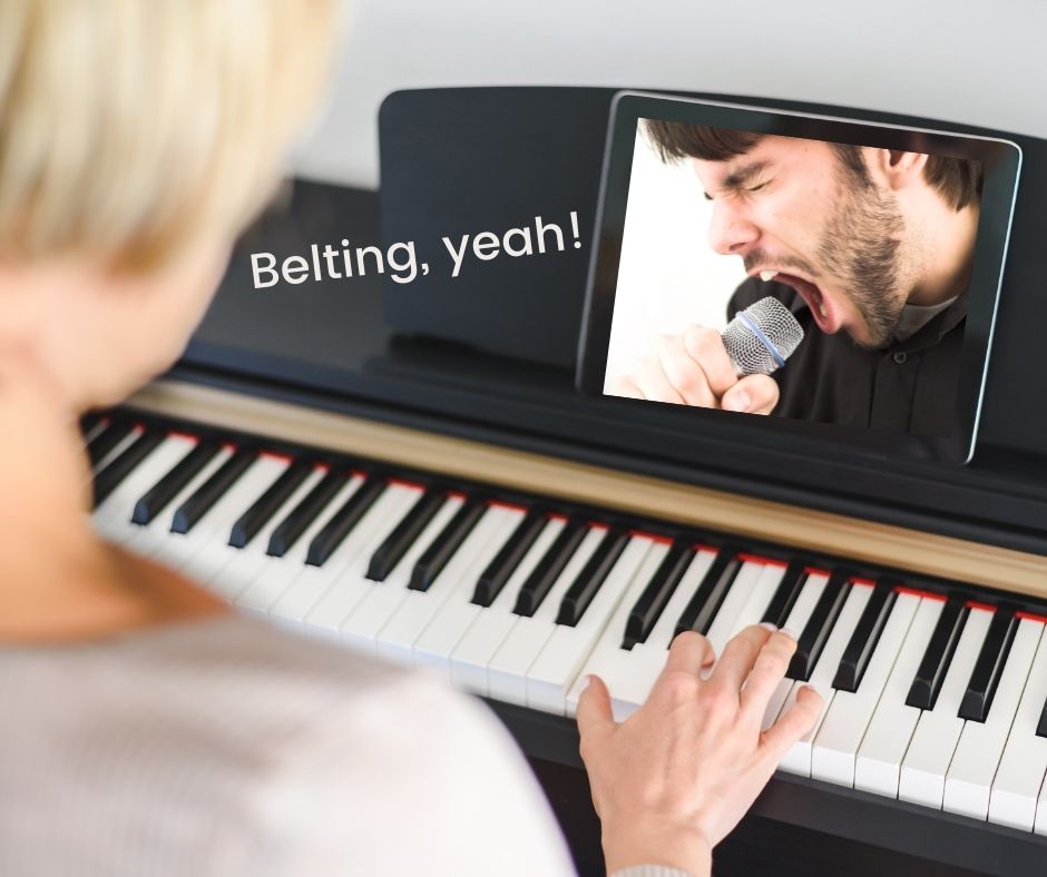 Lehrerin am Keyboard, Sänger schreit
Belting kann die Stimme schnell kaputt machen