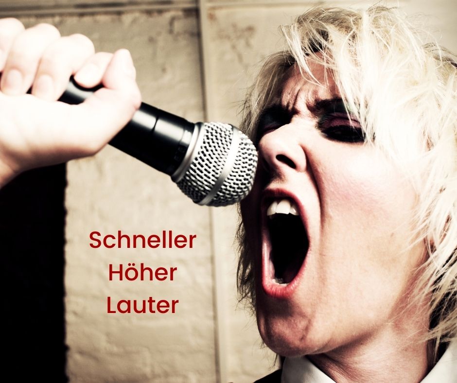 Sängerin, die ins Mikrophon schreit
Tipp, die Stimme zu ruinieren durch zu lautest Singen