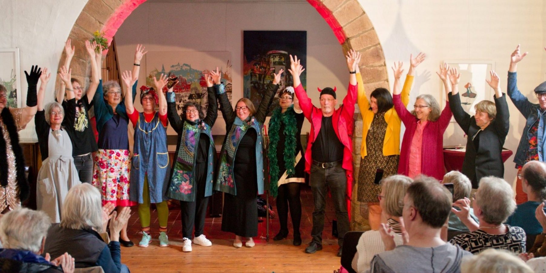 Aus der Badewanne auf die Bühne, das ganze Ensemble im Applaus am Ende