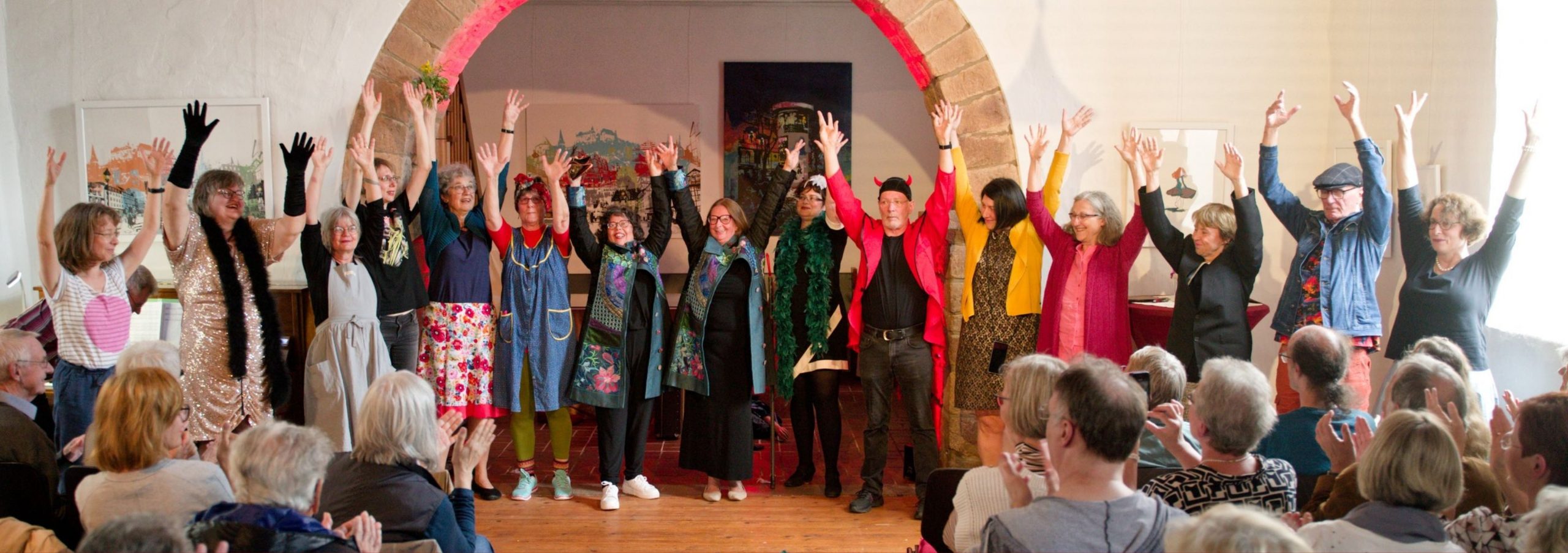 Aus der Badewanne auf die Bühne, das ganze Ensemble im Applaus am Ende